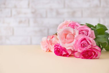 Masada güzel gül çiçekleri