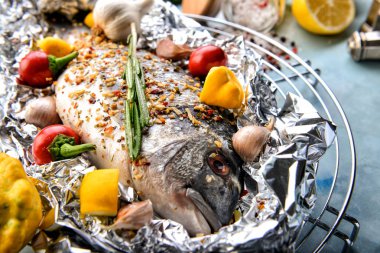 Çiğ dorado balığı ve sebzeli folyo.