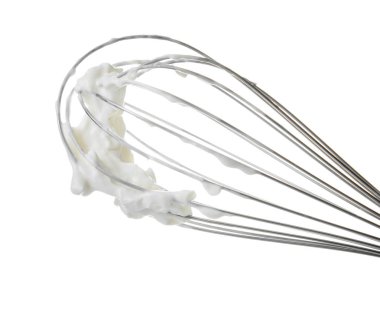 Beyaz arka planda çırpılmış krema