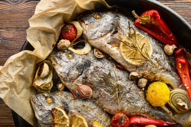 Tavada sebzeli dorado balığı.