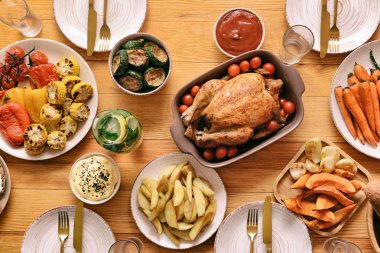 Büyük aile yemeği için masa hazır, üst manzara.