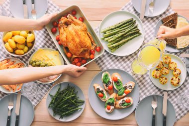 Arkadaşlar yemek yiyor, manzaralı.