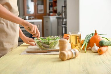 Kadın mutfakta lezzetli sebze salatası hazırlama