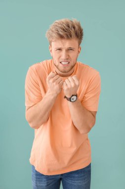 Renkli arka planda kızgın adam portresi