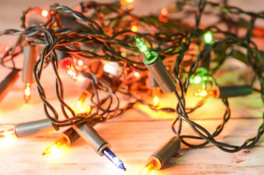 Beyaz masada güzel Noel ışıkları