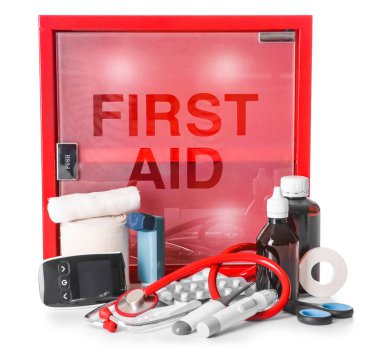 Beyaz arkaplanda ilk yardım çantası