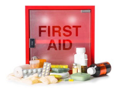 Beyaz arkaplanda ilk yardım çantası