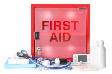 Beyaz arkaplanda ilk yardım çantası