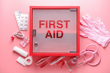 Renk arkaplanı üzerine ilk yardım çantası