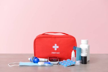 İlk yardım çantası masada.