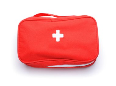 Beyaz arkaplanda ilk yardım çantası
