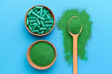 Sarmal tozlu kompozisyon ve renk arkaplanlı haplar