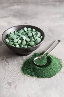 Sarmaşık haplarıyla kase ve masada pudra.