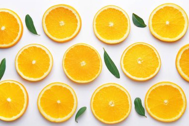 Beyaz arkaplanda olgun kesilmiş portakallar