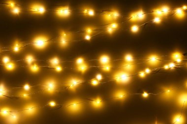 Karanlık arka planda bulanık Noel ışıkları