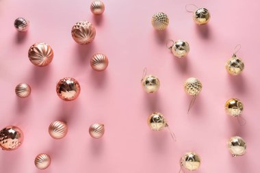 Renkli arka planda güzel Noel topları