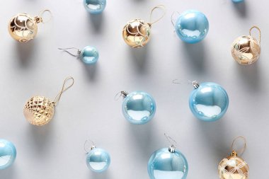 Beyaz arka planda güzel Noel baloları