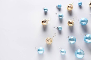 Beyaz arka planda güzel Noel baloları