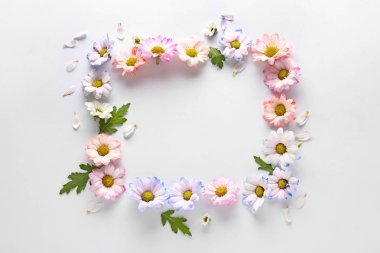 Beyaz zemin üzerine çiçekli güzel kompozisyon