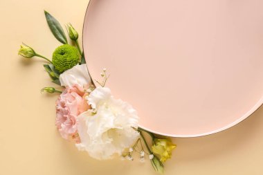 Çiçekli güzel kompozisyon ve arkaplanda boş tabak