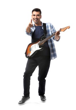 Beyaz arka planda gitar çalan yakışıklı adam.