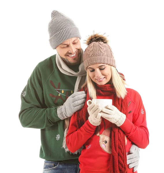 Ευτυχισμένο ζευγάρι με κούπα ζεστή σοκολάτα σε λευκό φόντο — Φωτογραφία Αρχείου
