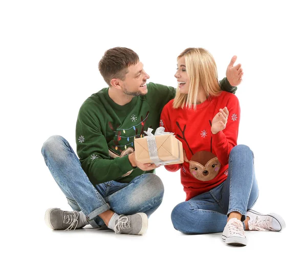 Manžel dává své ženě vánoční dárek proti bílému pozadí — Stock fotografie