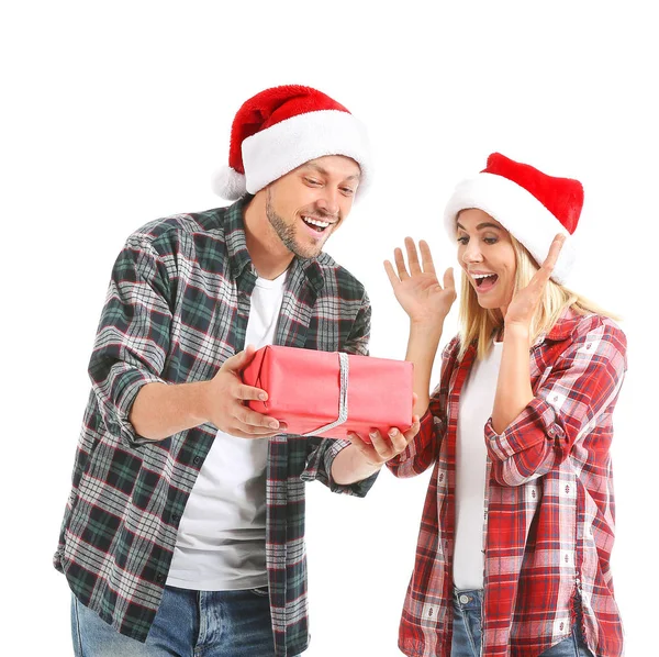 Koca, beyaz arka planda karısına Noel hediyesi veriyor. — Stok fotoğraf