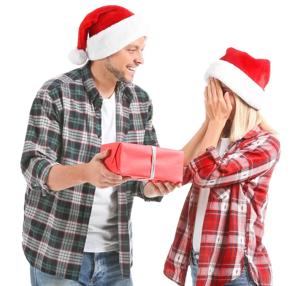 Férj ad a feleségének karácsonyi ajándék mellett fehér háttér — Stock Fotó