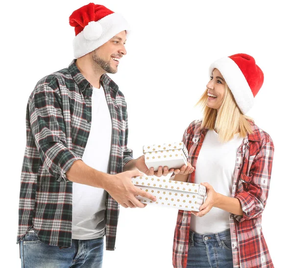Щаслива пара з різдвяними подарунками на білому тлі — стокове фото