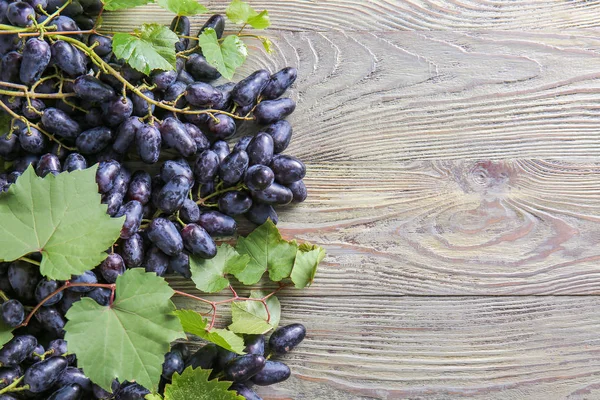 Tasty sweet grapes on wooden table — Stock Photo, Image