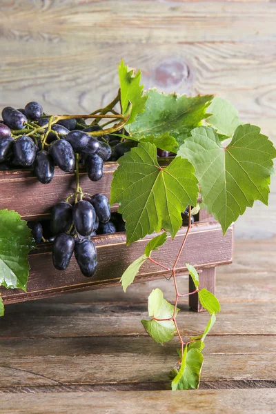 Смачний солодкий виноград в дерев'яній коробці на столі — стокове фото