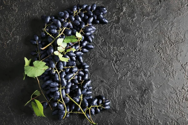Tasty sweet grapes on dark background — Stock Photo, Image