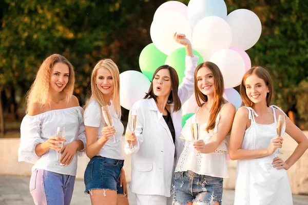 Hermosas mujeres jóvenes con champán en despedida de soltera al aire libre —  Fotos de Stock