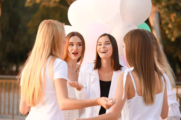 Hermosas mujeres jóvenes en despedida de soltera al aire libre — Foto de Stock