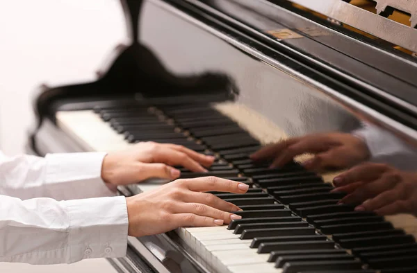 Woman playing grand piano, closeup — Stock Photo, Image