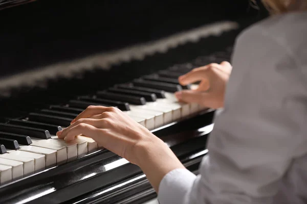 Woman playing grand piano, closeup — Stock Photo, Image