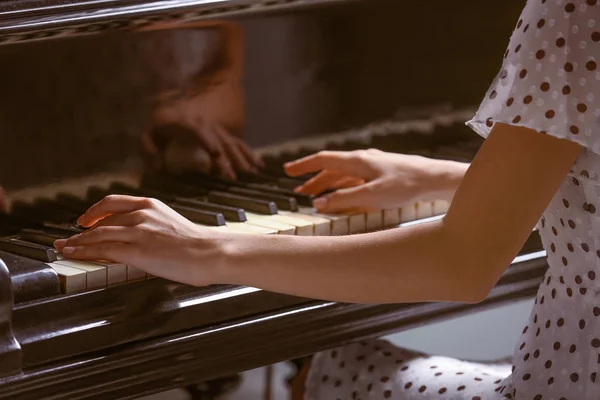 Woman playing grand piano, closeup — Stock Photo, Image