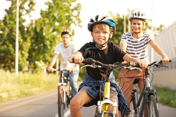 Feliz família andar de bicicleta ao ar livre — Fotografia de Stock