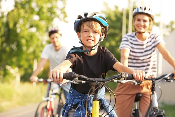 快乐的家庭在户外骑自行车 — 图库照片
