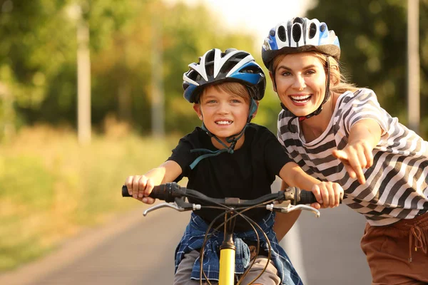 Matka uczy syna jeździć na rowerze na świeżym powietrzu — Zdjęcie stockowe