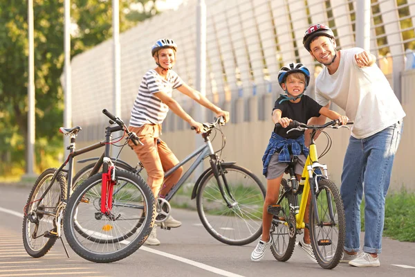 Ευτυχισμένη οικογένεια ιππασία ποδήλατα σε εξωτερικούς χώρους — Φωτογραφία Αρχείου