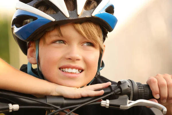 Rapaz bonito com bicicleta ao ar livre — Fotografia de Stock