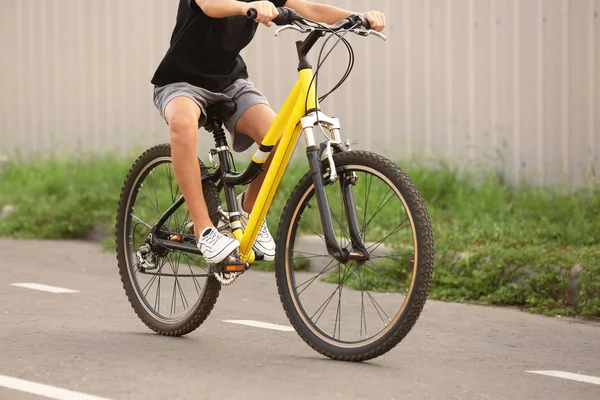 Bonito menino andar de bicicleta ao ar livre — Fotografia de Stock