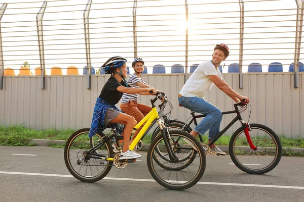 Happy Family jazda na rowerze na zewnątrz — Zdjęcie stockowe