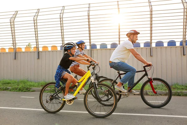 Happy family riding bicycles outdoors — Stock Photo, Image