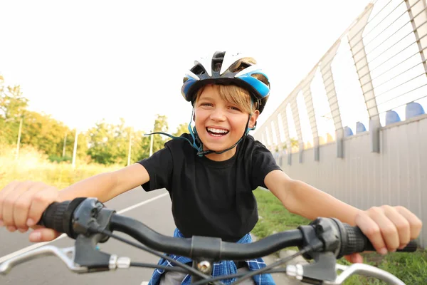 Bonito menino andar de bicicleta ao ar livre — Fotografia de Stock