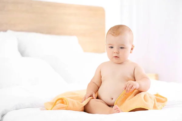 Aranyos kis baba fürdés után a hálószobában — Stock Fotó