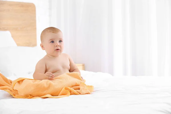 Schattige kleine baby na het baden in de slaapkamer — Stockfoto