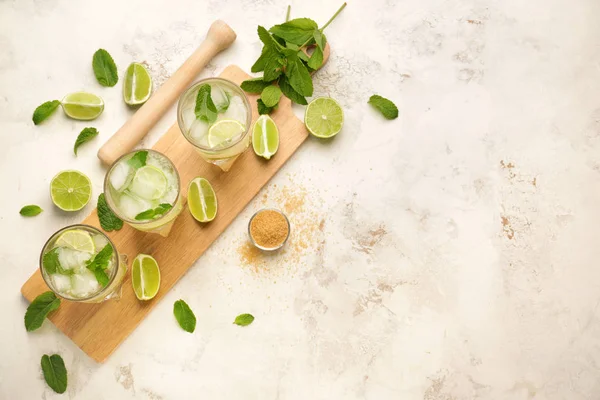 Glasses of fresh mojito on light background — ストック写真